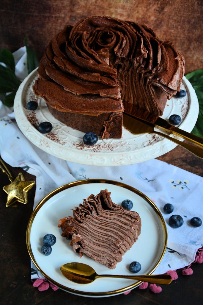 Palačinka torta u obliku ruže elegantan desert